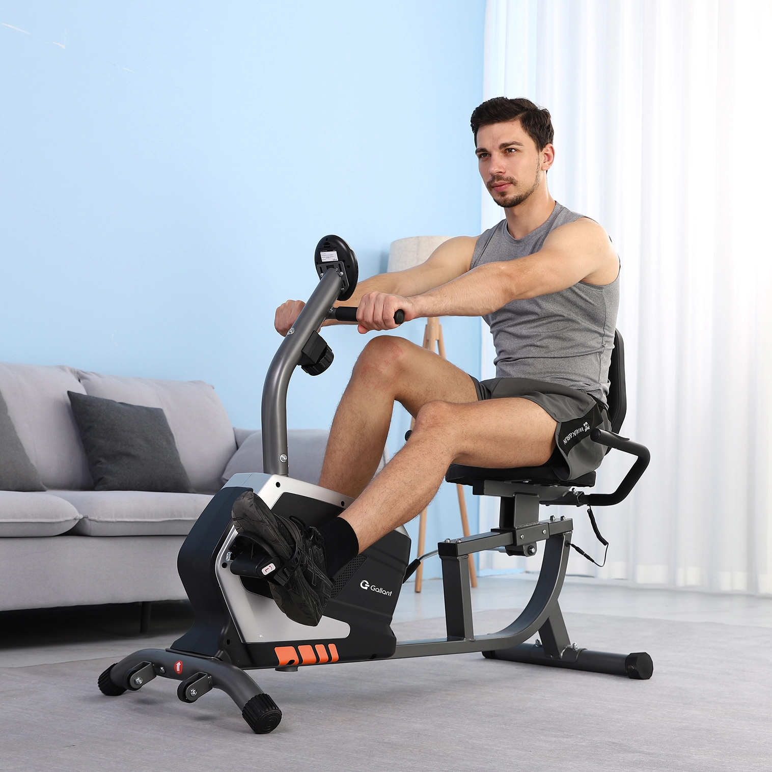 Homem se exercitando na Bicicleta Ergométrica Magnética Horizontal Gallant Elite